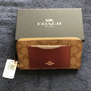 - SOLD - SALE! 🆕 Coach Zip Wallet Khaki/Cherry
